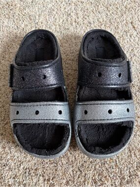 Women’s 8 Crocs Adult Classic Cozy Glitter Slide Sandals